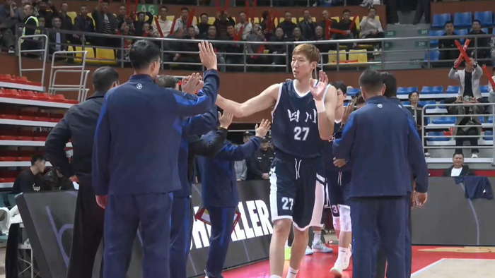 转会期体能课后，夏洛特黄蜂防线松动备战欧联，质疑声仍在，轮换策略成焦点的简单介绍